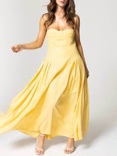 Elegantes plissiertes Neckholder-Midikleid Dora ohne Rücken
